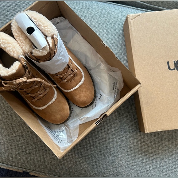 UGG Women’s Bodie Fur Lace Boot size 7 - Picture 7 of 10